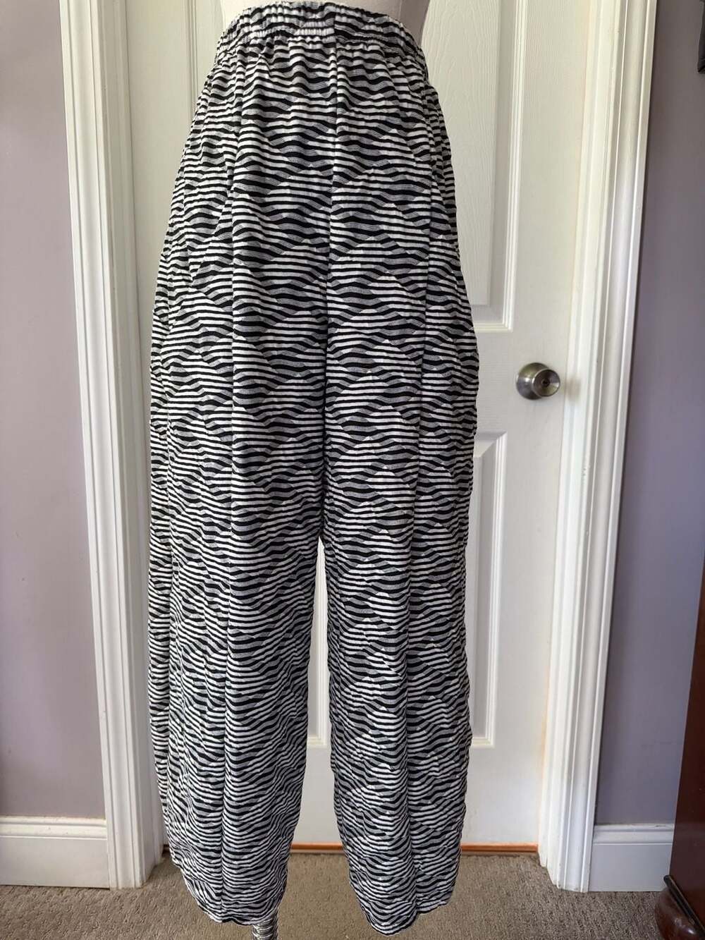 Cynthia Ashby  Black White Textured Comfy Jamie Pant in Assam NWT